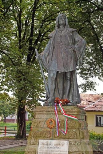 Matyas kiraly szobra Sajogomor